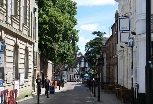 Street in centre of Warwick